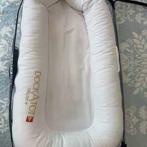 Deluxe+ White Baby Lounger